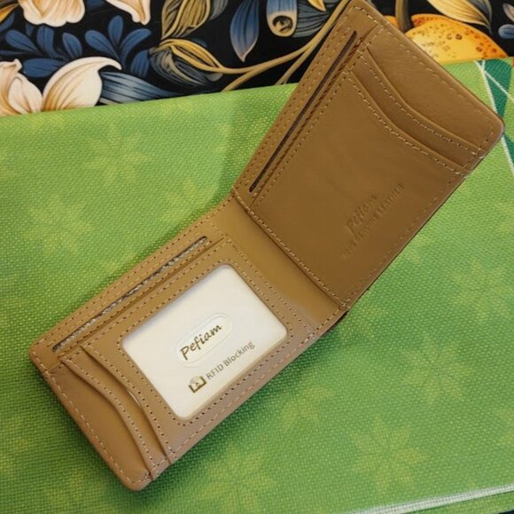 ** SOLD OUTSIDE OF POSHMARK ** Men's RFID Blocking Leather Wallet - Picture 3 of 5